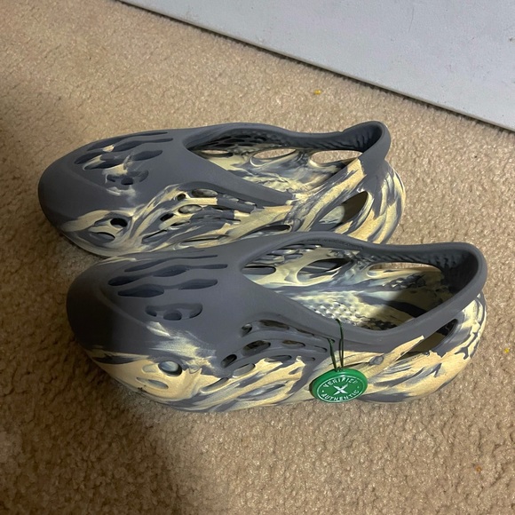 Only worn once due to incorrect size and I take care of shipping :)